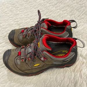 KEEN Womens Durand Low WP Hiking Shoe, Magnet/Red Dahlia, 8 M US